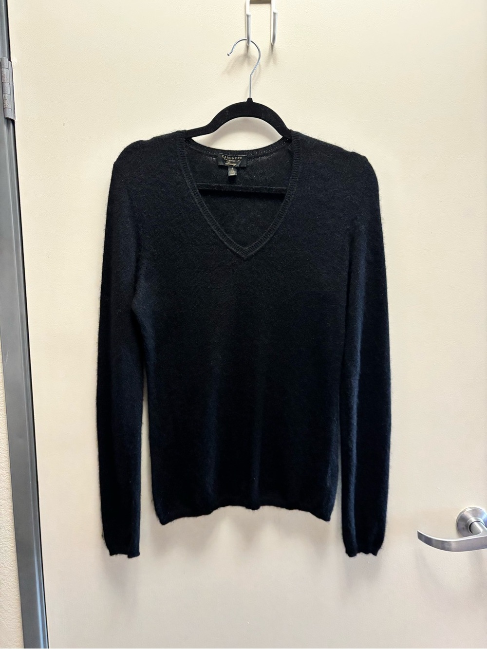 Charter Club Black V-Neck Cashmere Sweater size S (0042)